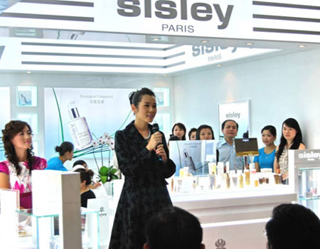 影星余男小姐亲临希思黎新疆丹璐店开幕剪彩仪式与大家分享护肤心得