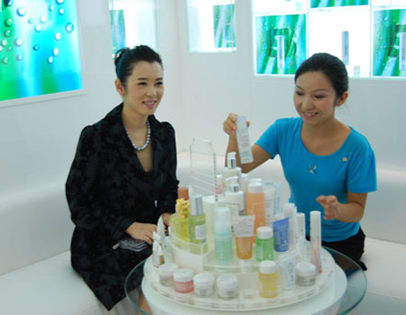 Sisley希思黎美容顾问为余男小姐推荐最新产品