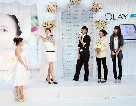 OLAY代言人林志玲与消费者亲密互动