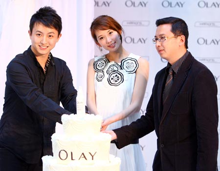 林志玲小姐与宝洁公司代表和屈臣氏公司代表共同主持切蛋糕仪式