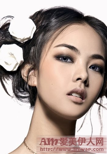 按摩瘦脸法 巴掌小脸捏出来