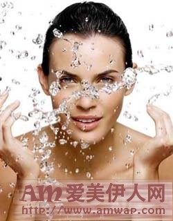 化妆水拍打，加速血液循环消水肿