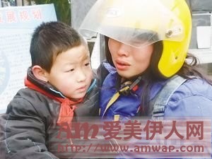 妈妈为看儿子 扮男装骑摩托独行4千里