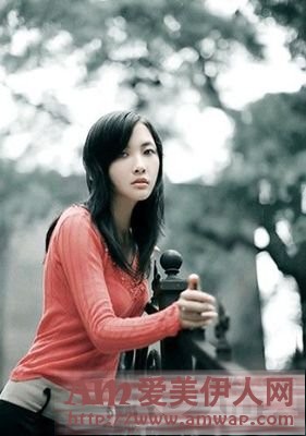 知老婆脱衣网聊，我怒把她推倒在床