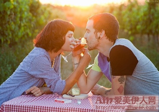 丈夫出轨 盯梢录下他和情人亲昵镜头