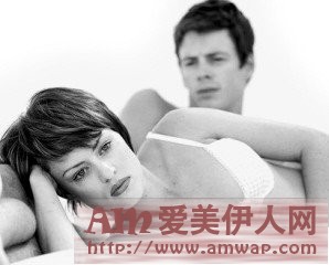 陪狐媚女看A片时候 被老婆抓包