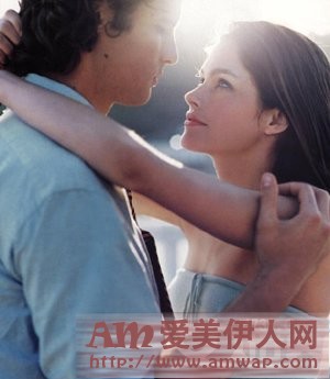 亲眼目睹妻子和别的男人欢爱