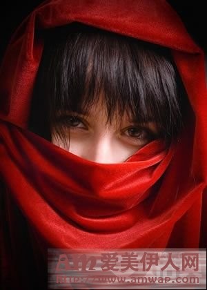正与男友亲热他女同事敲门