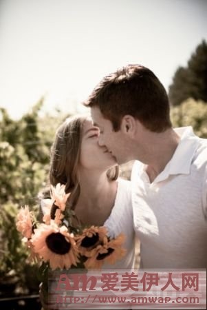 你与男人接吻时他的手在那