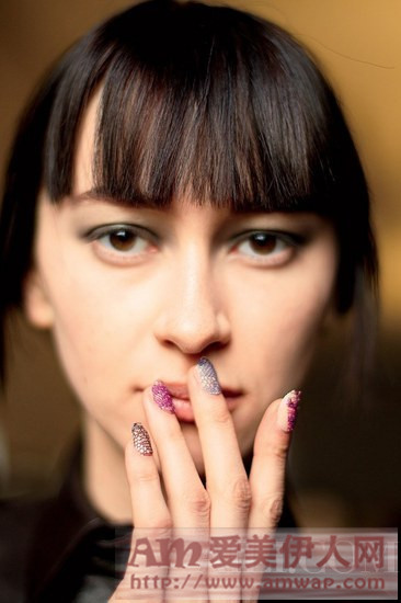 不用预约美甲沙龙，在家也能做指甲。